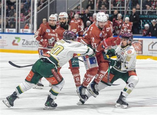 Mit vereinten Kräften: Shane Hanna und Dominik Kolb verteidigen gegen Jeremy Bracco.
