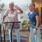 Luftsprünge auf dem Trampolin für Senioren