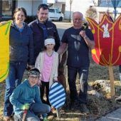 Bemalte Tafeln, Rieseneier und bunte Blumen