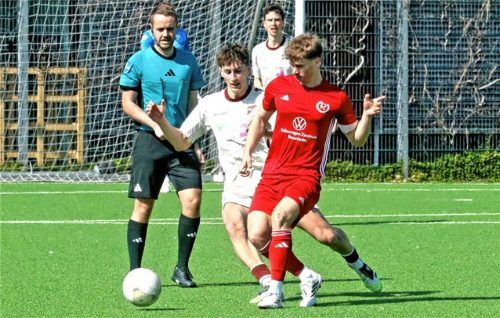 Mittelfeldspieler Michael Summerer und der TSV 1860 Rosenheim waren dem FC Schwabing voraus.Foto Oliver Rabuser