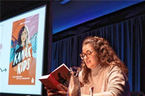 „Möglichst deutsch erscheinen“: Anna Dimitrova bei ihrer Lesung im Sebastian-Finsterwalder-Gymnasium.

Foto Copyright Finn Kantus