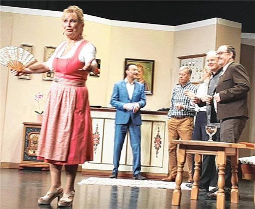 Mona Freiberg (vorne) zieht als Pensionswirtin und ehemalige „Amsel vom Chiemsee“ alle Register. Foto  Zöller