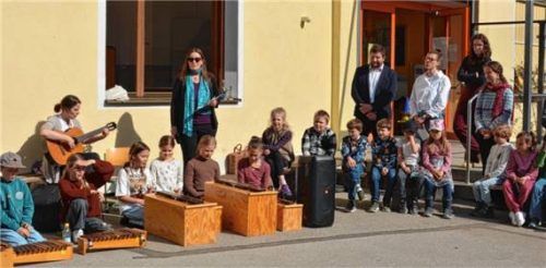 Musik, Lieder und ein paar Worte von Judith Surm (Mitte, stehend) und Schulleiter Marcus Ullrich (Vierter von rechts) gab es zur Einweihung. Foto Eder