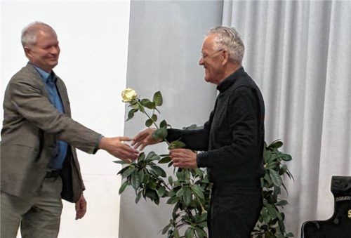 Musikschulleiter Gottfried Hartl (links) dankte Dieter Lallinger für das Benefizkonzert zugunsten der Musikschule und überreichte eine weiße Rose. Foto Prokop