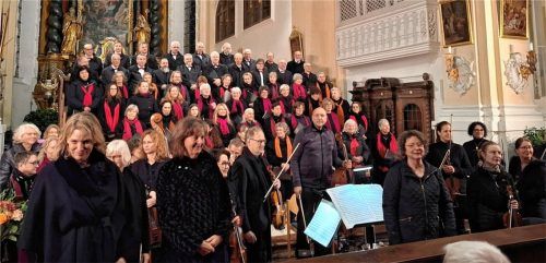 Nach dem Passionskonzert: vorne links die Solistinnen Kerstin Rosenfeldt (Alt) und Priska Eser (Sopran), in der Mitte Dirigentin Angelica Heder-Loosli, dahinter das Bach-Collegium Wasserburg und der Wasserburger Bach-Chor.Foto  re