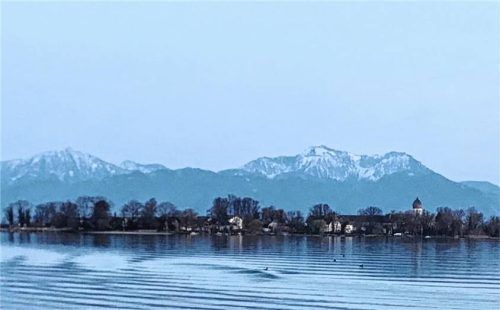 Nach dem politischen Beben kehrt etwas Ruhe auf der Fraueninsel ein. Nun gab es einen Informationsabend, bei dem Details zur Wiederholungswahl genannt wurden.Foto Dachs
