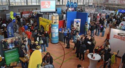 Nach dem Startsignal tummelte es sich schnell in der Turnhalle. Schüler und Aussteller kamen ins Gespräch. Fotos Hinmüller