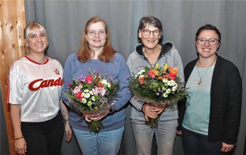 Nach den Neuwahlen: (von links) die neue Jugendleiterin Katharina Halmheu zusammen mit der bisherigen Jugendleiterin Susanne Gottwald, das neue Ehrenmitglied Bärbel Bischof zusammen mit Abteilungsleiterin Claudia Sättler.Foto  re