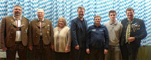 Nach den Neuwahlen: (von links) Sven Parnet, Heinz Scharfschwerdt, Ruth Michel, Michael Hetzl, Konrad Sickinger, Sebastian Fink und Reinhard Priller.Foto Rath