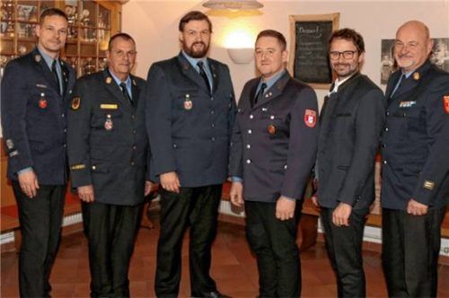 Nach den Wahlen: (von links) Kommandant Christian Genge, Kreisbrandinspektor Max Goldbrunner, Michael Baumgartner, stellvertretender Kommandant Dominik Gollinger, Bürgermeister Johannes Zistl und Kreisbrandmeister Werner Meier-Matheke. Foto re