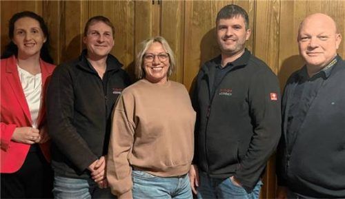 Nach der Kommandantenwahl: (von links) Bürgermeisterin Antonia Hansmeier, der scheidende Kommandant Thomas Aigner, Erste Kommandantin Nicole Schwenk, Zweiter Kommandant Stefan Hartinger und Kreisbrandmeister Werner Müller.Foto  re