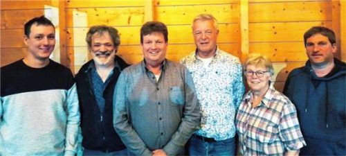 Nach der Vorstandswahl: Moar Thomas Schmidinger, Kassier Josef Rieperdinger, Richard Wenzl, der neue Vorsitzende Georg Deibl, Schriftführerin Christa Voggenauer und Zweiter Vorsitzender Thomas Schreiner.Foto  re