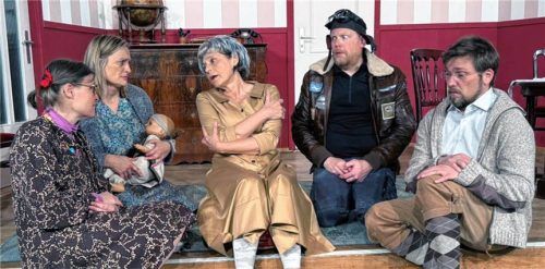 Nach vielen Proben freuen sich die Darsteller auf die heutige Premiere.Foto Theater-Ostermünchen