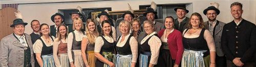 Neue Vorstandschaft: (von links) Fritz Zäch, Seppi Hamberger, Johanna Seehuber-Liegl, Markus Siegl, Marita Künstner, Sebastian Seehuber-Liegl, Sandra Hamberger, Kristina Aßbichler, Benedikt Zäch, Conny Ottinger, Nicki Zäch, Martin Schmidmaier, Gitti Zacherl, Annemarie Rinser, Andreas Michlbauer, Theresa Gilg, Markus Bauer, Angelika Grohmann, Vitus Brandl und Andreas Greindl. Fotos Nicki Zäch