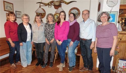 Neue Vorstandschaft: (von rechts) Monika Voggenauer, Alfred Niedermaier, Patricia Mühlberger, Sabine Strell, Renee Bichler sowie Gerti Osterloher, Gertraud Obermaier und Maria Eisgruber. Foto Voggenauer