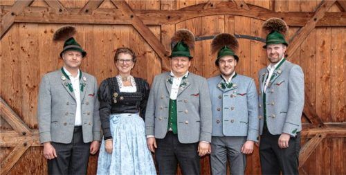 Neuer Vorstand: (von links) stellvertretender Vorsitzender Benedikt Fischer, Kassiererin Annemarie Lackerschmid, Vorsitzender Sepp Weidacher, stellvertretender Vorsitzender Felix Löhmann und Schriftführer Peter Thaurer junior.Foto Berger