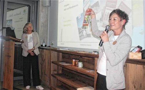Neuigkeiten aus der Tourist-Information erfuhren die Vermieter der Gemeinde Seeon-Seebruck beim Tourismusabend von der Leiterin der Tourist-Info, Christine Lindlacher (links) und Steffi Wieshuber. Foto Rasch