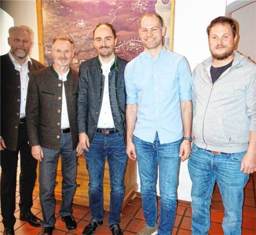 Neuwahlen beim Rauchclub Wildenwart: (von links) Schriftführer Rainer Knoll, Vorsitzender Hans-Peter Priller, Zweiter Vorsitzender Michael Schweiger, Kassier Andreas Stoib und Beisitzer Sebastian Riedl. Foto Hötzelsperger