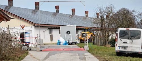 Newcastle-Ausbruch in einem Masthähnchen-Betrieb bei Neumarkt-St. Veit. 30.000 Tiere müssen gekeult werden. Unser Bild zeigt die Zufahrt zum betroffenen Betrieb mit Desinfektionsschleuse. Foto enzinger