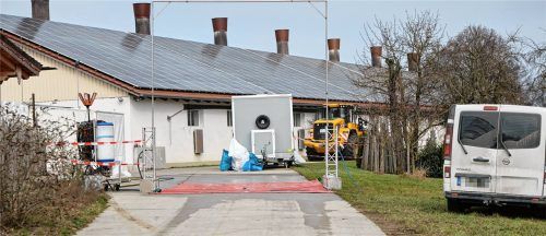 Newcastle-Ausbruch in einem Masthähnchen-Betrieb bei Neumarkt-St. Veit. 30.000 Tiere müssen gekeult werden. Unser Bild zeigt die Zufahrt zum betroffenen Betrieb mit Desinfektionsschleuse. Foto enzinger