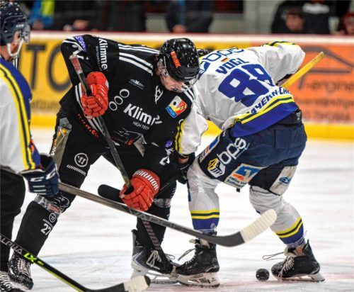 Nico Vogl (rechts) und die Waldkraiburger Löwen haben auch das zweite Play-down-Spiel gegen den ESV Burgau verloren. Foto Yasmin Neumann
