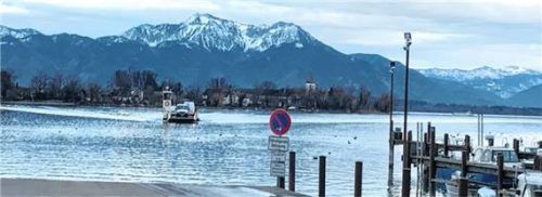 Niedrigstwasserstand im Chiemsee bringt öfter Probleme mit der Fährschifffahrt. Foto  dACHS