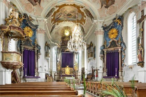 Noch sind die Kreuze und Statuen in der Pfarrkirche Mariä Himmelfahrt in Prien verhüllt. Diese Tradition, oft „Fasten für die Augen“ genannt, symbolisiert Trauer, Buße und die Vorbereitung auf das Leiden Christi. Foto Berger