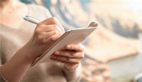 Notizen nach den Messegesprächen helfen, Wichtiges festzuhalten und Erlebtes einzuordnen. Foto Adobestock