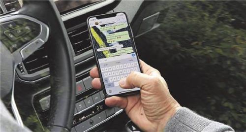 Nutzung verboten: Bei laufendem Motor darf im Auto nicht mit dem Handy telefoniert werden. Foto SP-X