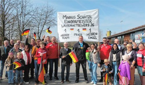 Oberbergkirchen ist stolz und feiert seinen Stocksport-Europameister (am Plakat von links): Sportvereinsvorsitzender Christian Engelbrecht, Bürgermeister Michael Hausperger, Markus Schätzl mit Frau Julia und Sohn sowie Stockschützen-Abteilungsleiter Stefan Thurner. Foto gillhuber