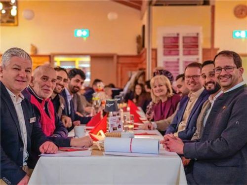 Oberbürgermeister Andreas März (rechts) beim Festabend.

Foto Türk Spor Rosenheim