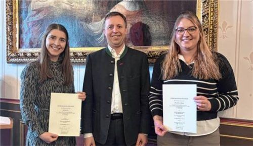 Oberbürgermeister Dr. Christian Hümmer (Mitte) gratulierte der neuen Leiterin des Standesamts, Barbara Erl (links), und ihrer Stellvertreterin Pia-Antonia Maier.

Foto Große Kreisstadt Traunstein