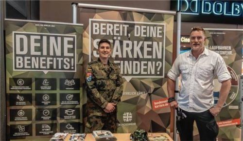 Oberleutnant Daniel (links) und Markus Enzinger informierten am Stand des Karrierecenters der Bundeswehr München über Ausbildungswege bei der Bundeswehr.