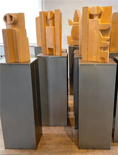 Octavia Hanel: „Wegbegleiter“ (1987 bis 1995), Lindenholz auf Metallsockel.Foto Bößwetter