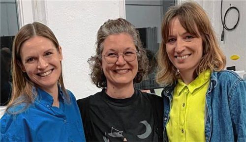 Olga Ober, Magdalena Wolf und Michaela Conradi (von links) präsentierten in der „Werkstatt“ in Rimsting ihre gemeinsame Ausstellung „3 Frauen – 3 Welten“. Foto Grun