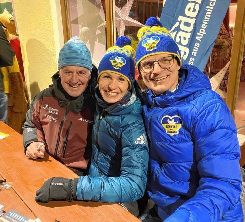 Olympiasieger unter sich beim Biathlon-Weltcup in Ruhpolding: Jens Steinigen (rechts) mit den A4U-Mitgliedern Fritz Fischer und Magdalena Neuner.Foto Kas