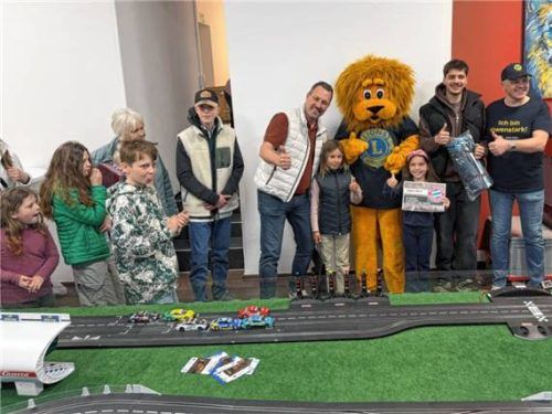 Organisator Florian Reichelt (links von Maskottchen Leo) sowie die Sieger des Lions Carrera Cups.Foto Lions Club