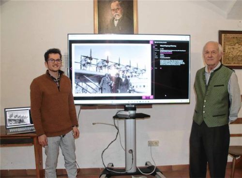 Ortsheimatpfleger und Vorsitzender des Heimatvereins Hubert Steiner (links) und dessen Stellvertreter, Andreas Beer, stellten im Rahmen der Jahresversammlung die von der Gemeinde betriebene „Topothek“ vor. Foto Zandl