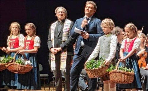 Palmzweige tragende Erler Kinder begleiteten Pater Markus Inama und Intendant Jonas Kaufmann auf die Bühne des Erler Festspielhauses. Foto Gärtner