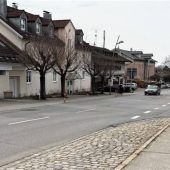 Parken an Bushaltestelle: Bad Aibling sucht Lösung für Kirchenbesucher