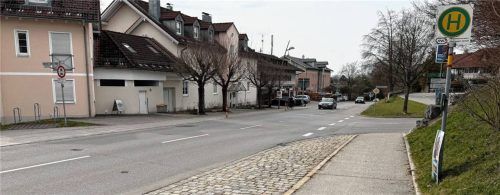 Parken in den Busbuchten an der Kolbermoorer Straße soll nach dem Willen des Bürgermeisters für Besucher von Sonn- und Feiertagsgottesdiensten in der evangelischen Kirche schon bald erlaubt sein. Foto Kotter