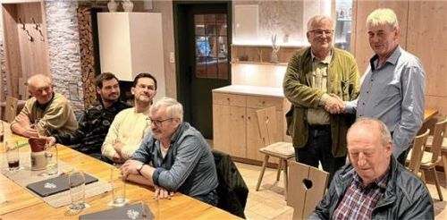 Per Handschlag wurde die Zusammenarbeit mit Georg Grandl (Dritter von rechts) verlängert.Foto re
