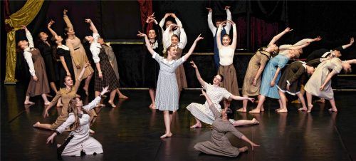 Perfekte Choreografien und ein außergewöhnliches Bühnenbild wurden dem begeisterten Publikum präsentiert. Foto RE