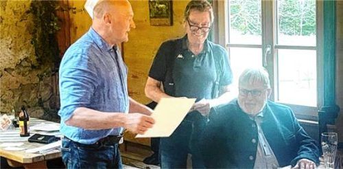 Peter Wiesholzer (links) hatte zum Geburtstags-Preisschafkopfen eingeladen, Wolfgang Maurer (rechts) gewann es an seinem 75. Geburtstag. Spielleiter war Hans Winkler (Mitte). Foto Hötzelsperger