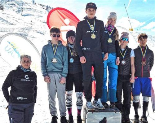 Petra Niklas (links) vom Vorstand des SV Inngau gratuliert den Platzierten.Foto Claudia Reichl