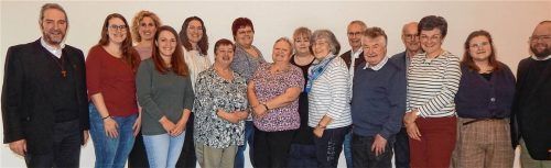 Pfarrer Hans Speckbacher, Cornelia Block, Bettina Feichtner, Johanna Unterhuber, Barbara Absmeier, Marlene Heistinger, Katja Neudecker, Annamarie Dunstmair, Juliane Schmid, Rosi Auer, Franz Gsinn, Sebastian Bernhart, Josef Reithmeier, Gabi Ertl, PA Annabelle Mandel und PR Nathanael Hell (von links). Foto / text gillitz