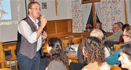 Pfiff und zwitscherte den Besuchern etwas vor: Helmut Wolfertstetter, Europameister im Vogelstimmen-Imitieren.Foto  re