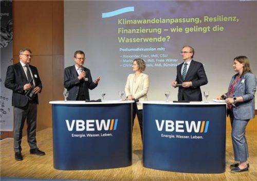 Podiumsdiskussion mit Mitgliedern des Bayerischen Landtags: Christian Hierneis (Grüne, Zweiter von links), Marina Jakob (FW, Mitte), Alexander Flierl (CSU, Zweiter von rechts), Markus Rauh, Verbandsdirektor der Fernwasserversorgung Oberfranken (links), sowie Ann-Kathrin Behnisch, stellvertretende Geschäftsführerin VBEW (rechts).Foto re