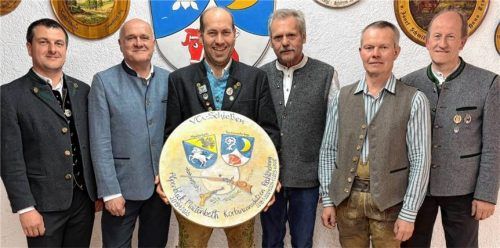 Präsentieren stolz die Schützenscheibe: (von links) Matthias Demmel (Schleefeld), Maitenbeths Bürgermeister Thomas Stark, Richard Daumoser (Rechtmehring), Rechtmehrings Bürgermeister Sebastian Linner, Richard Hirt (Maitenbeth) und Alois Kainz (Brandstätt). Foto re