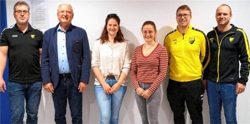 Präsentierten sich nach den Wahlen: (von links) Zweiter Vereinsvorsitzender Michael Oppitz, Vereinsvorsitzender Otto von Hören, die scheidende Vereinskassierin Eva Gilnhammer, Vereinsschriftführerin Julia Zoßeder, Abteilungskassier Josef Grasser und Abteilungsleiter Chris Wierer. Foto Richterstetter